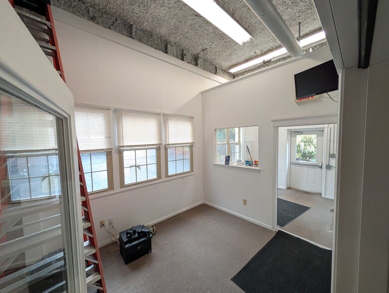 More Photos Of 113 E Chestnut St, Souderton Self Storage For Lease