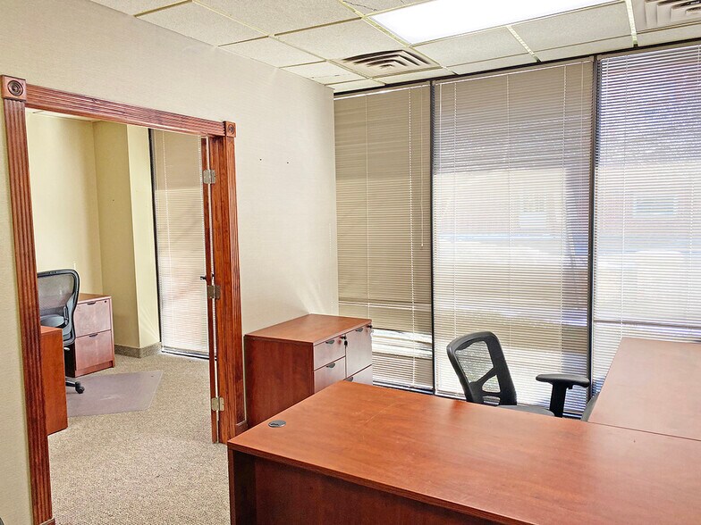 More Photos Of 300 E Main St, Lexington Office For Sale