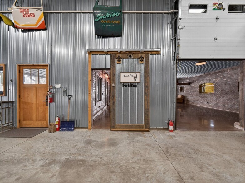 More Photos Of 15306 Covington Rd, Fort Wayne Flex For Sale