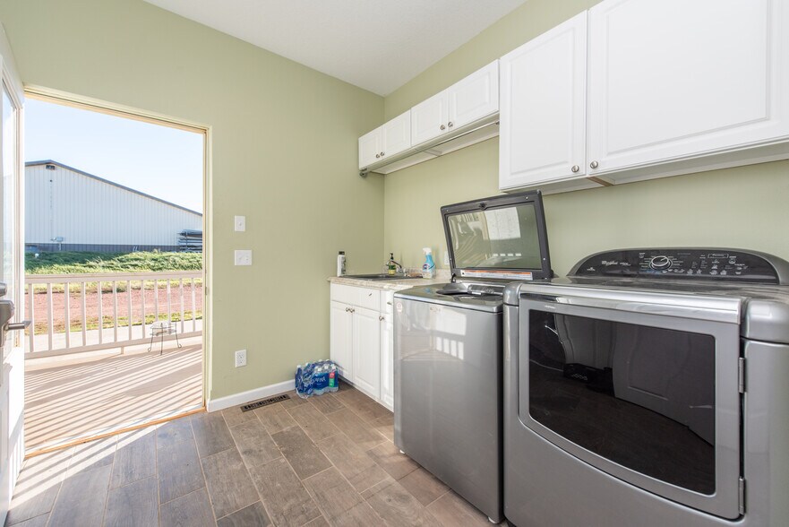 More Photos Of 13603 38th St SW, Belfield Flex For Lease