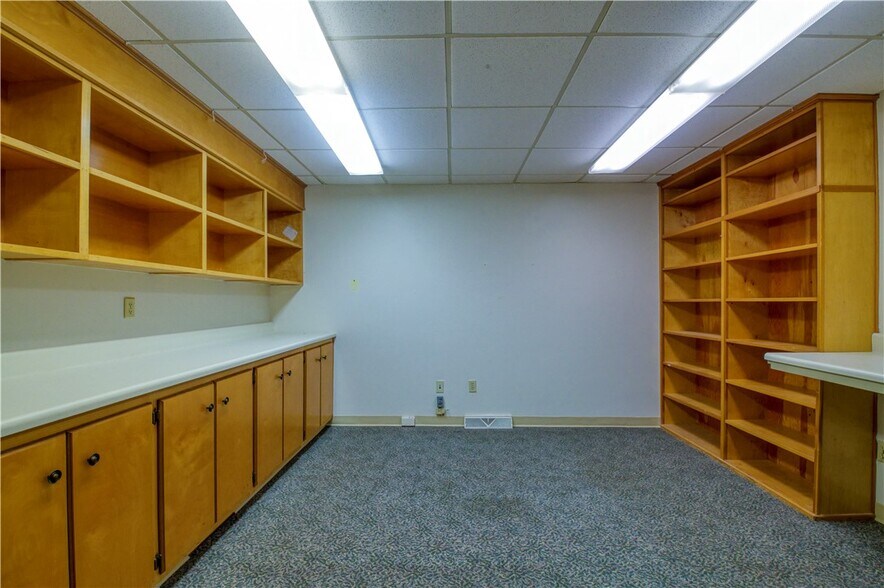 More Photos Of 111 W Pine Grove Rd, Fair Play Office For Sale