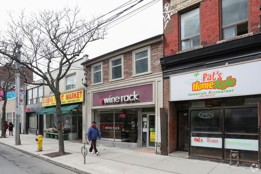 Primary Photo Of 560 Queen St W, Toronto Storefront Retail Residential For Sale