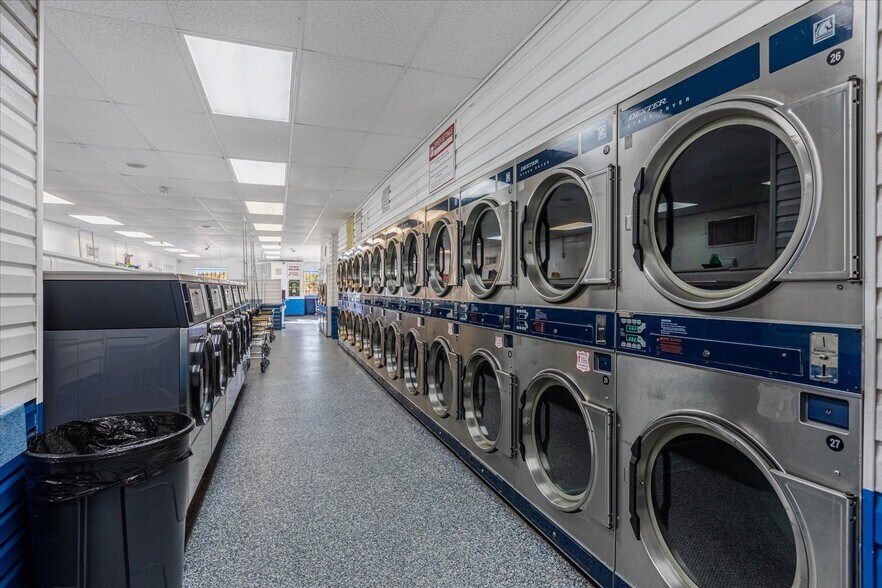 More Photos Of 701 E Canal St, Mulberry Convenience Store For Lease