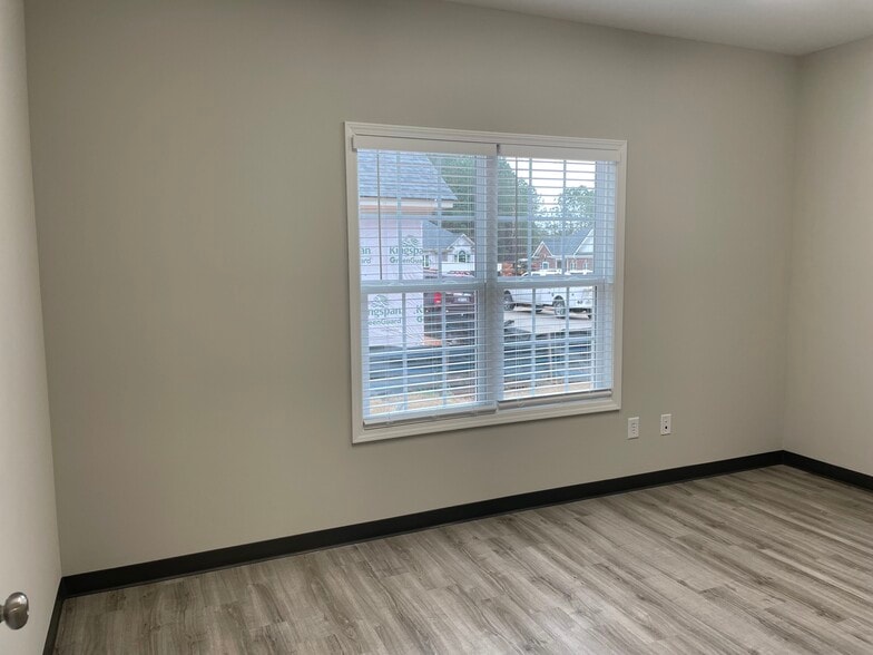 More Photos Of 247 River Park North Dr, Woodstock Medical For Sale