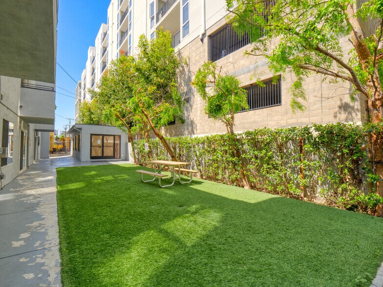 More Photos Of 5535 Carlton Way, Los Angeles Apartments For Sale