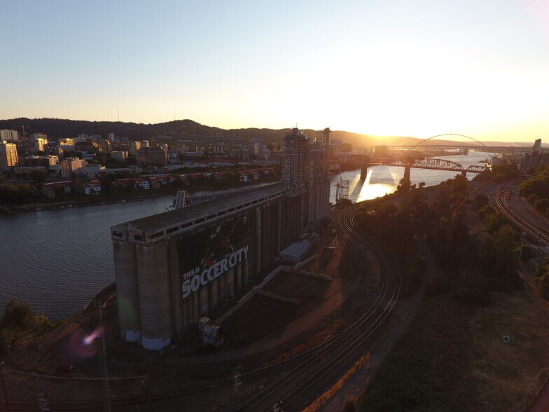 More Photos Of 900 N Thunderbird Way, Portland Distribution For Sale