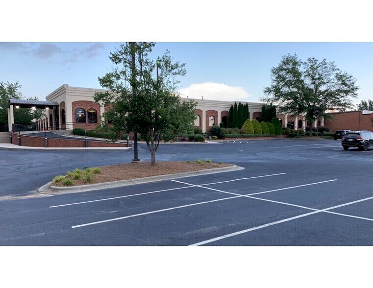 More Photos Of 1906 Lendew St, Greensboro Medical For Lease