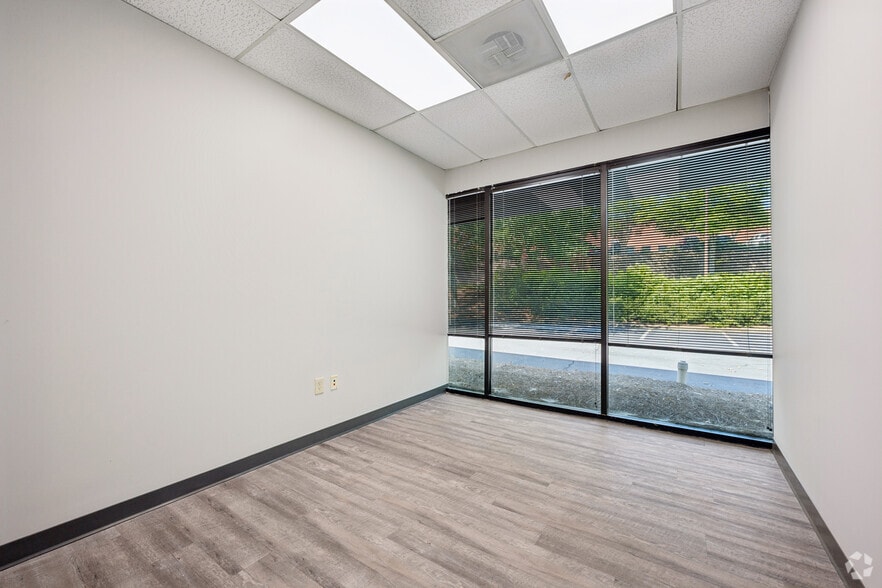 More Photos Of 1275 Kennestone Cir, Marietta Unknown For Lease