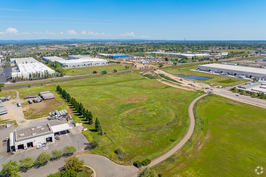 More Photos Of 751 Roseville Pky, Roseville Warehouse For Lease