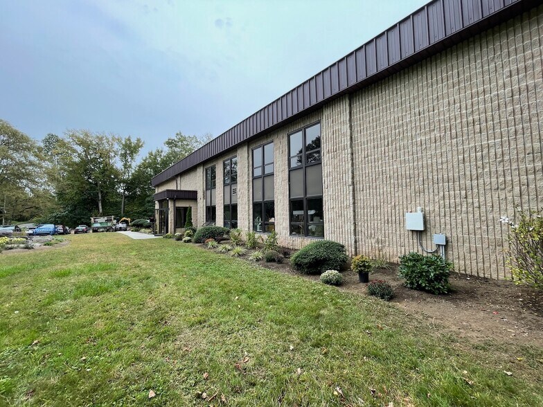 More Photos Of 22 Commerce Rd, Newtown Light Manufacturing For Lease