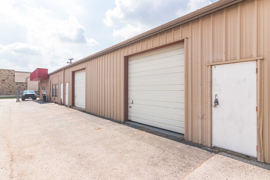 More Photos Of 2602 Commerce St, Marble Falls Light Distribution For Lease