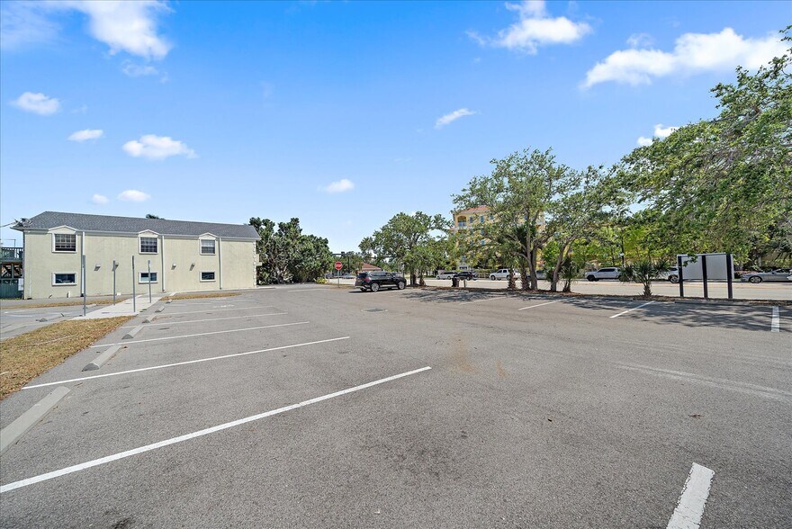 More Photos Of 925 Tamiami Trl S, Venice Storefront Retail Residential For Sale