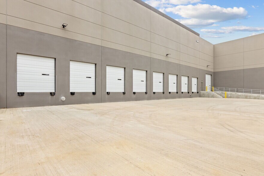 More Photos Of 3301 Enterprise Dr, Rowlett Warehouse For Lease