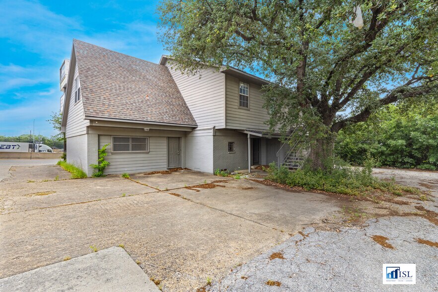 More Photos Of 6532 Interstate 635 Service Rd, Dallas Office Residential For Lease