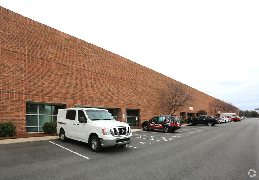 More Photos Of 6348 Burnt Poplar Rd, Greensboro Warehouse For Lease