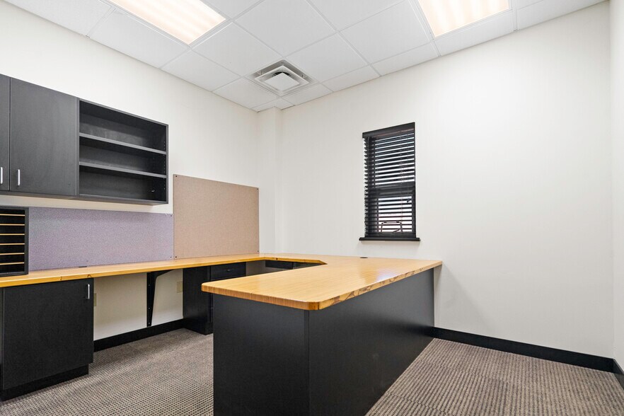 More Photos Of 1674 N Industrial Ave, Ottawa Manufacturing For Sale