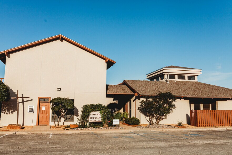 More Photos Of 1215-1219 E South 11th St, Abilene Office For Lease