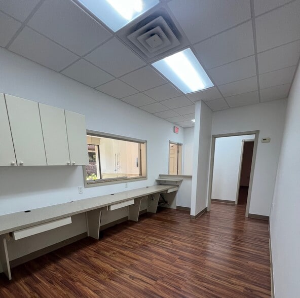 More Photos Of 3920 Bee Ridge Rd, Sarasota Medical For Lease