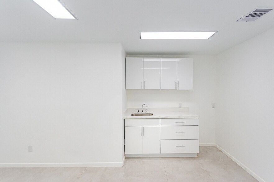 More Photos Of 5904 Dolores St, Houston Office For Lease