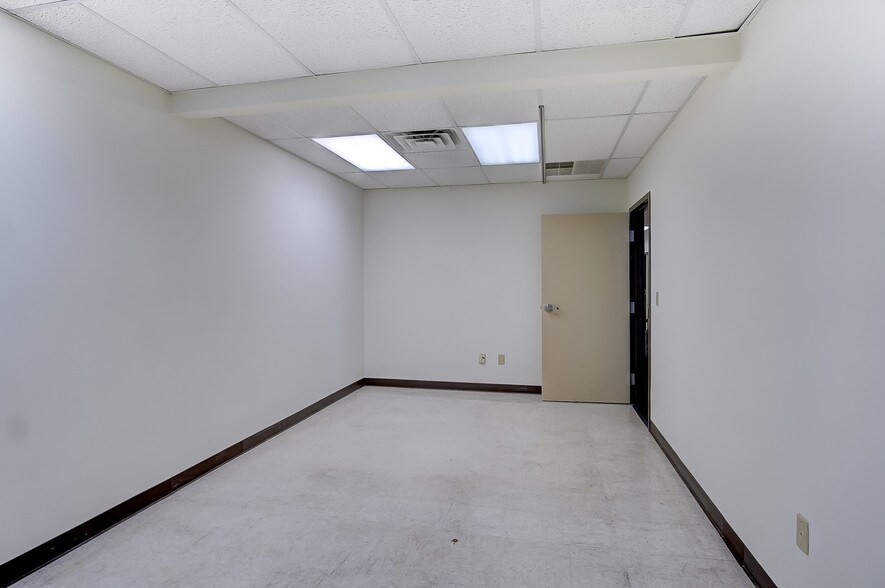 More Photos Of 1-19 E Pleasant St, Springfield Medical For Sale