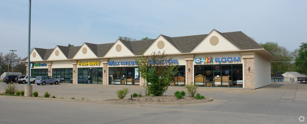 More Photos Of 135 Radio City Dr, Pekin Freestanding For Lease
