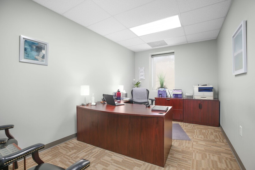 More Photos Of 107 Olde Greenwich Dr, Fredericksburg Office For Sale