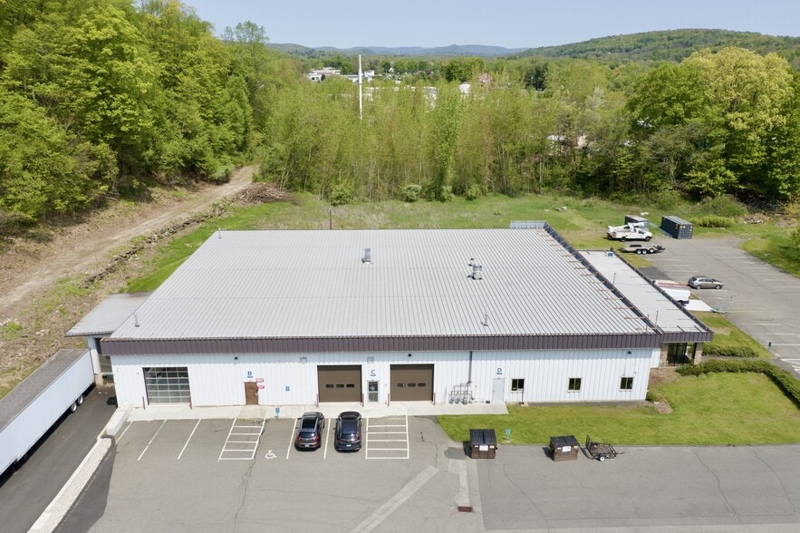 More Photos Of 1114 Federal Rd, Brookfield Light Manufacturing For Lease