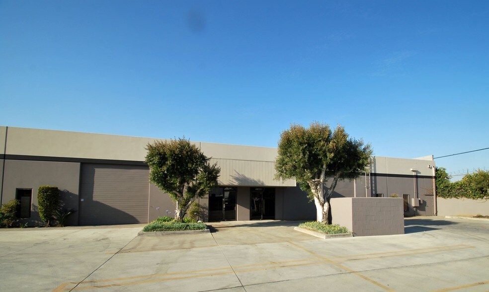 More Photos Of 3673 N Industry Ave, Lakewood Flex For Lease