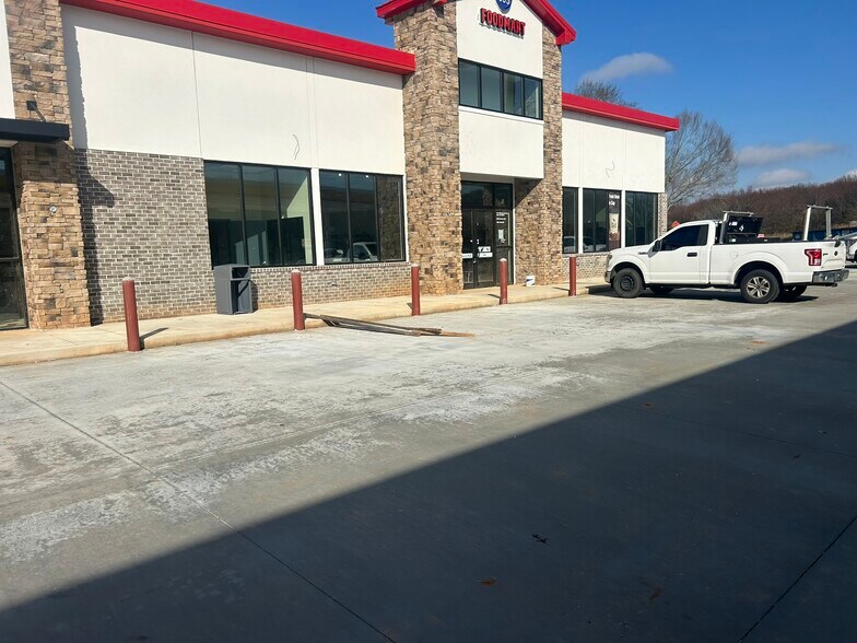 More Photos Of 416 WILBANKS Rd, Alto Storefront For Lease
