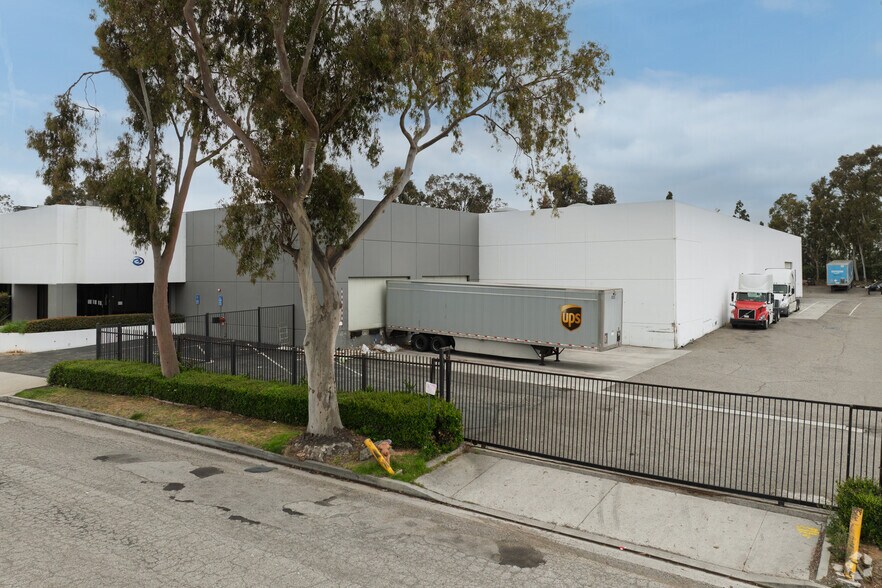 More Photos Of 360 W Victoria St, Compton Warehouse For Lease