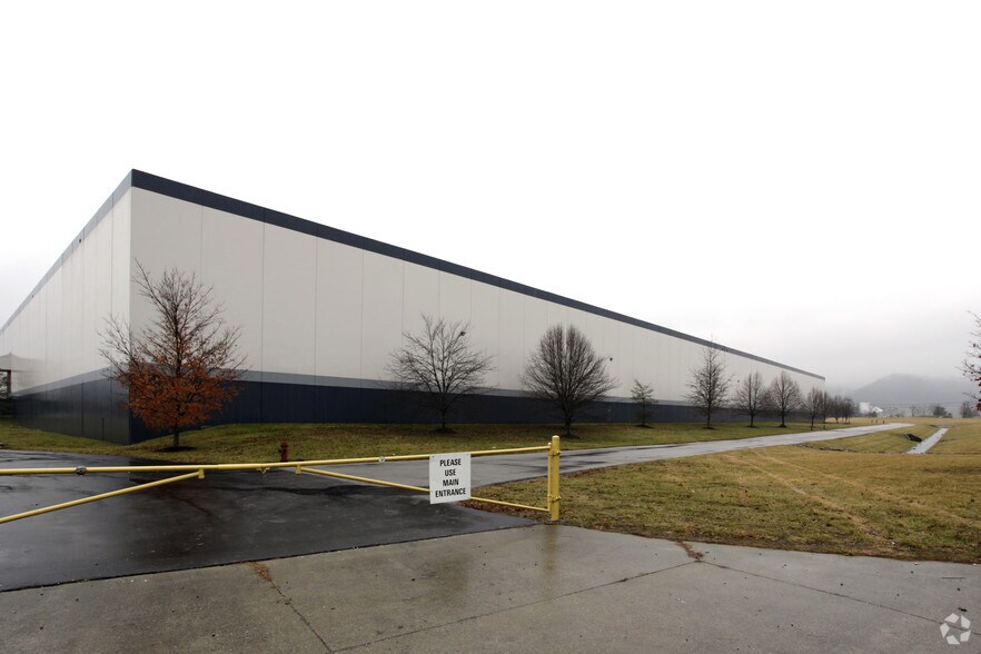 More Photos Of 6001 Cane Run Rd, Louisville Distribution For Lease