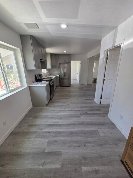 More Photos Of 635 W 51st St, Los Angeles Multifamily For Sale