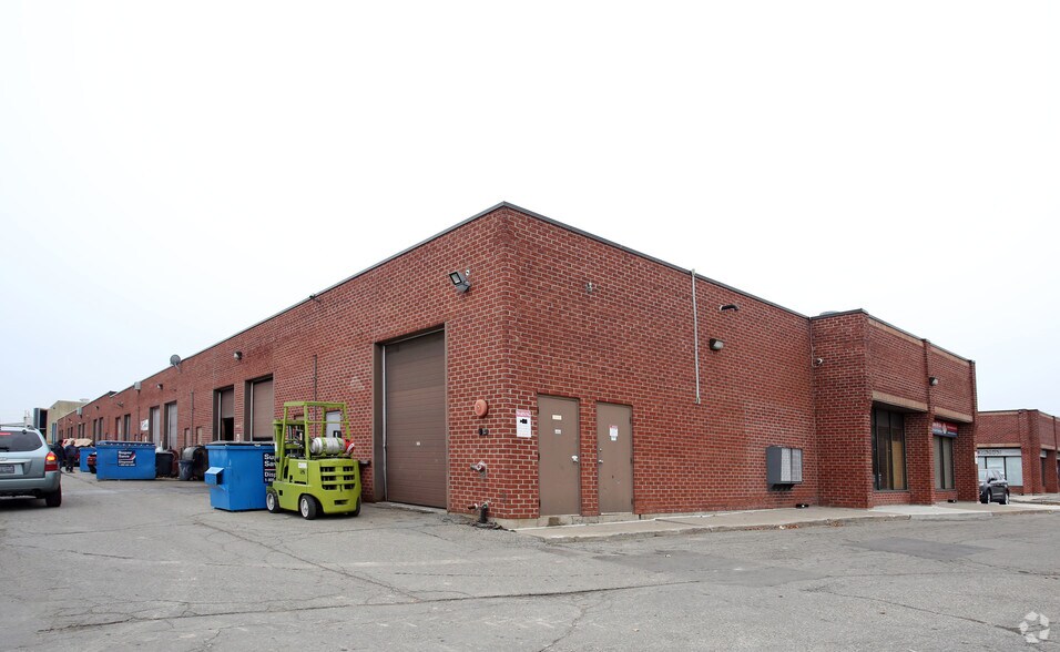 More Photos Of 15 Fisherman Dr, Brampton Showroom For Sale