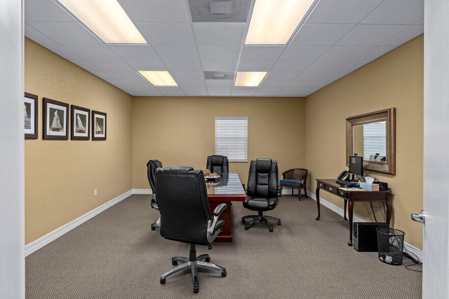 More Photos Of 8352 Forest Oaks Blvd, Spring Hill Office For Sale