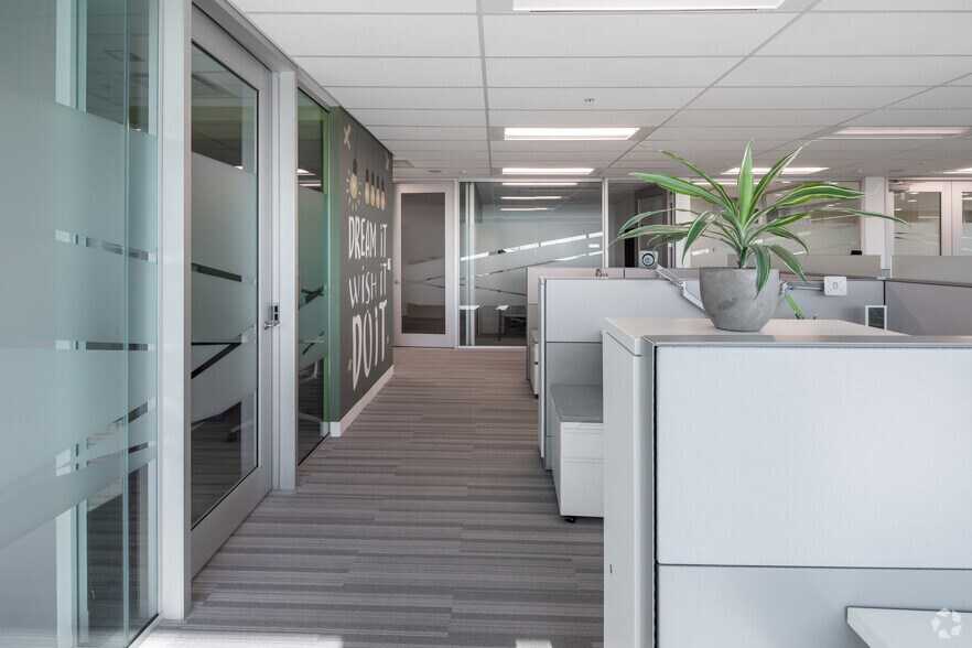 More Photos Of 1290 Central Pky W, Mississauga Office For Lease