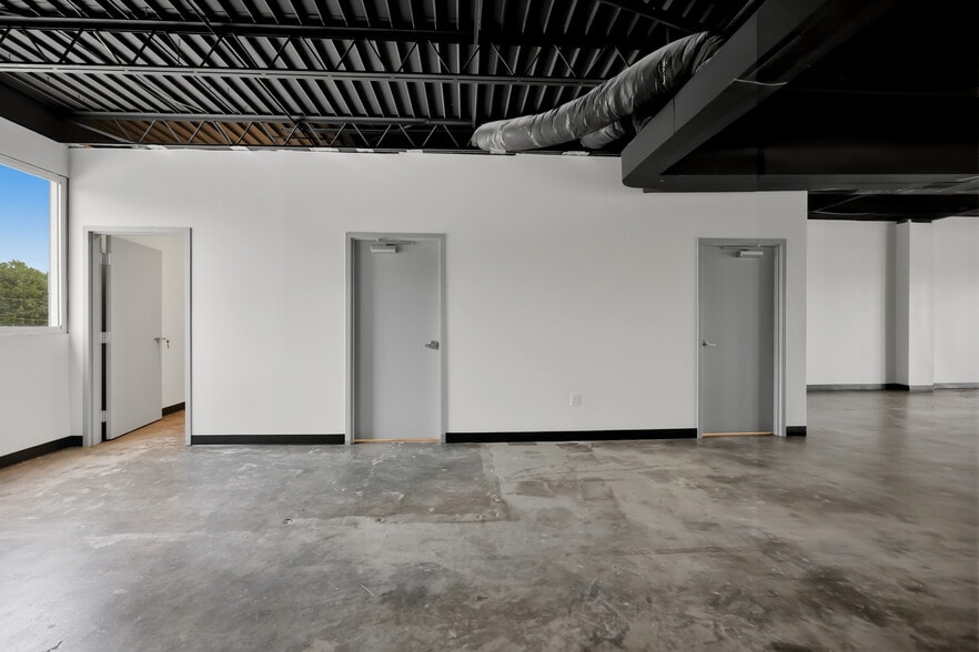 More Photos Of 937 Winchester Rd, Lexington Storefront For Lease