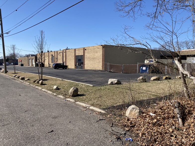 Primary Photo Of 70 Marchant Dr, Smithtown Warehouse For Lease