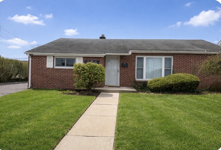 Primary Photo Of 4169 Iris Pl, Bethpage Medical For Sale