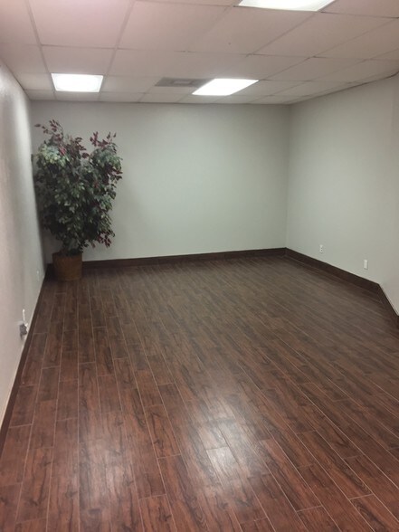 More Photos Of 337 Oaks Trl, Garland Office For Lease
