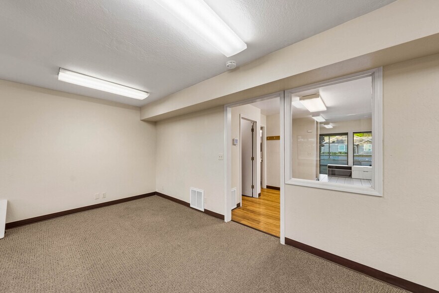 More Photos Of 735 SE 7th St, Grants Pass Office For Sale