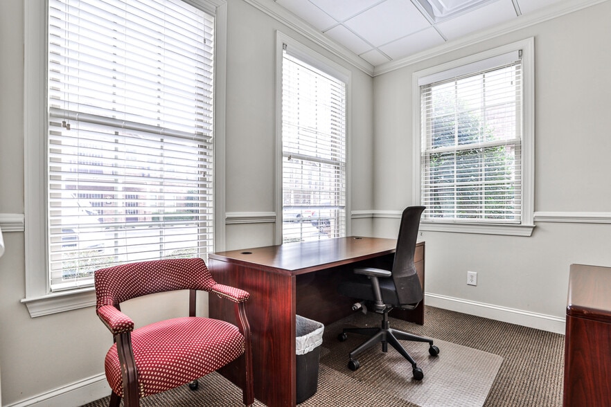 More Photos Of 1905 Woodstock Rd, Roswell Office For Lease