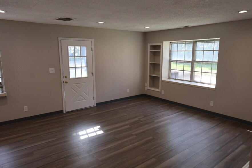 More Photos Of 305 NW Locust Ct, Oak Grove Warehouse For Lease