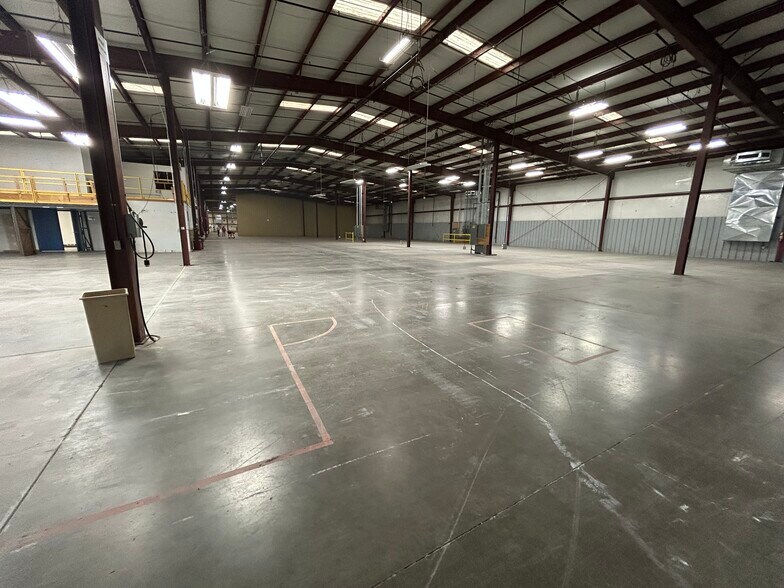 Primary Photo Of 1000 Industrial Pky, Elkhart Warehouse For Lease