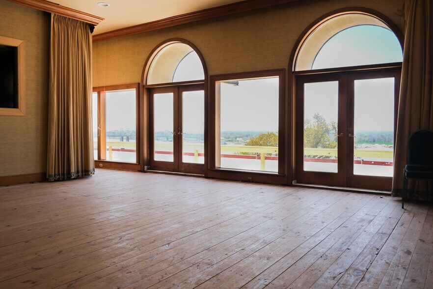 More Photos Of 200 N Canal St, Natchez Flex For Sale