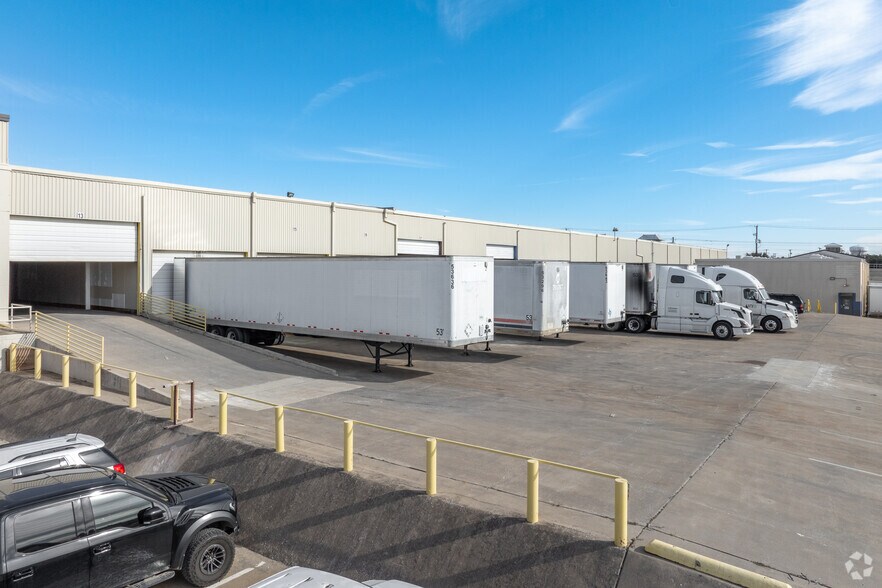 More Photos Of 910 10th St, Plano Warehouse For Lease