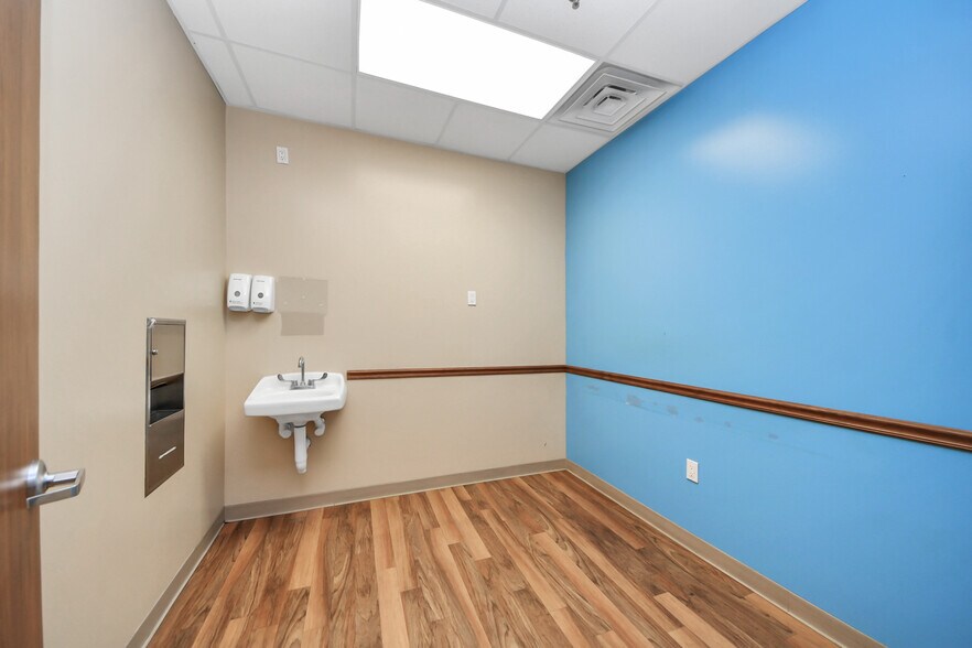 More Photos Of 3521 Town Center Blvd, Sugar Land Medical For Lease