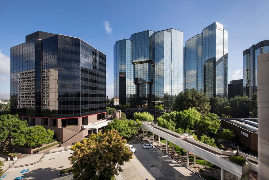 More Photos Of 21700 Oxnard St, Woodland Hills Office For Lease