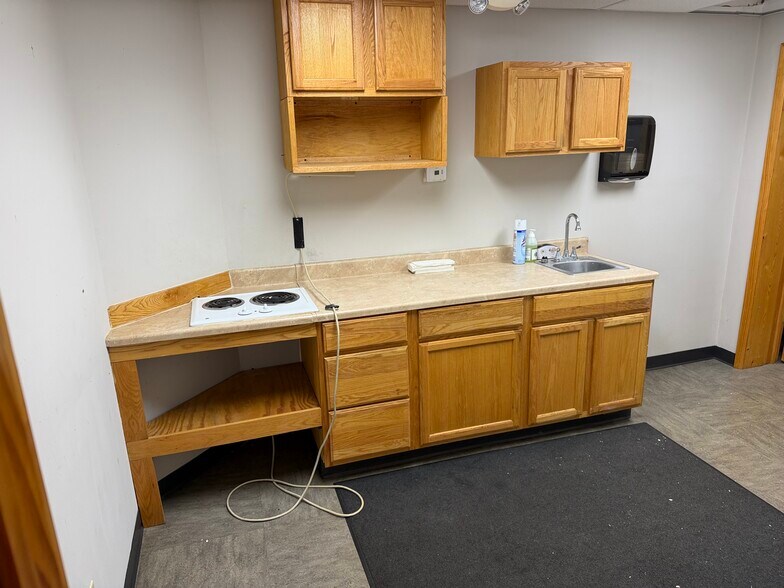 More Photos Of 444 S Meridian St, Ravenna Medical For Lease