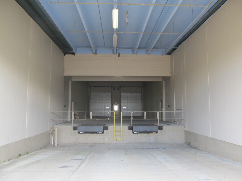 More Photos Of 761 N 17th St, St Charles Light Distribution For Lease