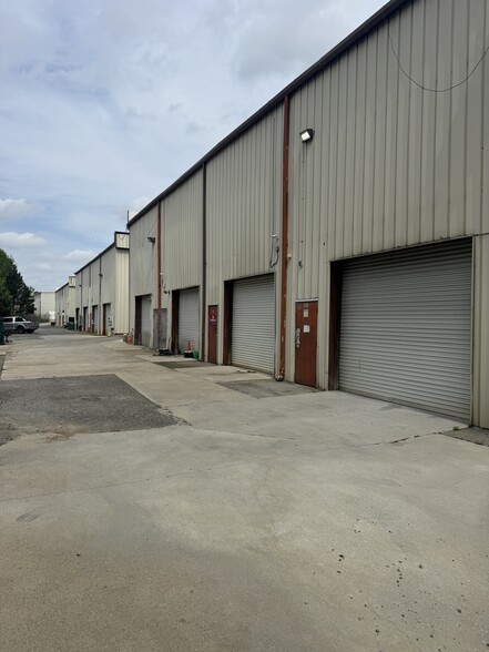 More Photos Of 840 Shallowford Rd, Kennesaw Distribution For Lease